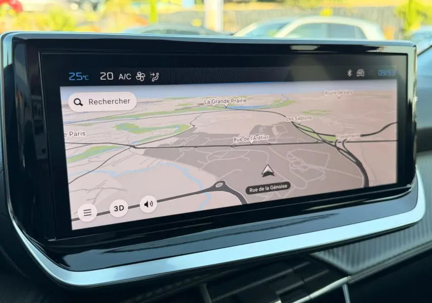 Écran tactile central affichant la navigation GPS dans l'habitacle d'une Peugeot 208 1.2 100ch Allure.