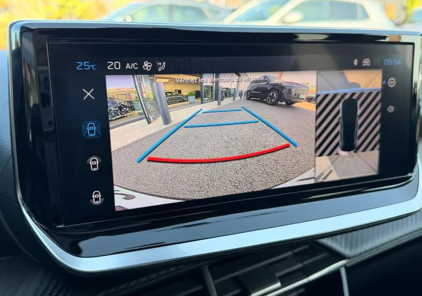 Écran tactile intérieur montrant la caméra de recul et l’aide au stationnement du Peugeot 208 gris Artense.