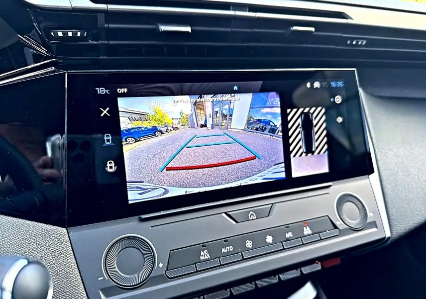 Écran tactile intérieur de la Peugeot 308 gris selenium montrant la caméra de recul et les commandes climatisation.