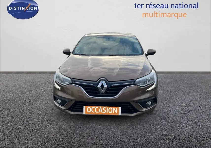 Vue avant d'une Renault Mégane IV TCe 100 Life brun cappuccino avec feux LED et calandre chromée.