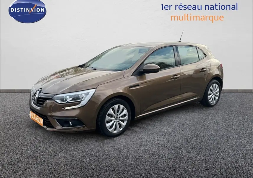 Renault Mégane IV TCe 100 Life brun capuccino vue 3/4 avant droit sur fond neutre avec jantes argentées.