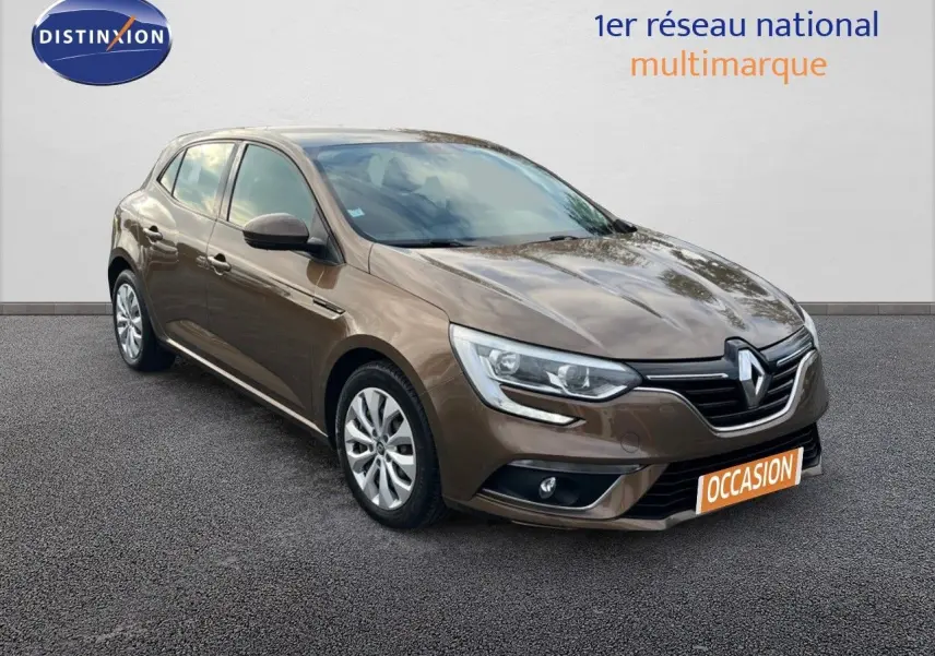 Renault Mégane IV TCe 100 Life brun capuccino vue 3/4 avant droit sur fond neutre avec plaque occasion.