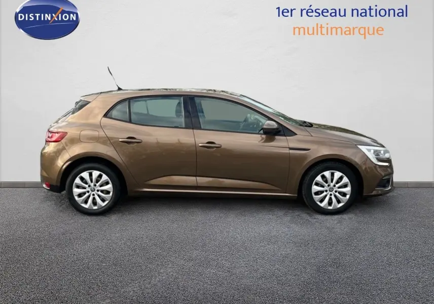 Profil droit d'une Renault Mégane IV TCe 100 Life brun cappuccino, compacte et élégante, sur fond neutre.