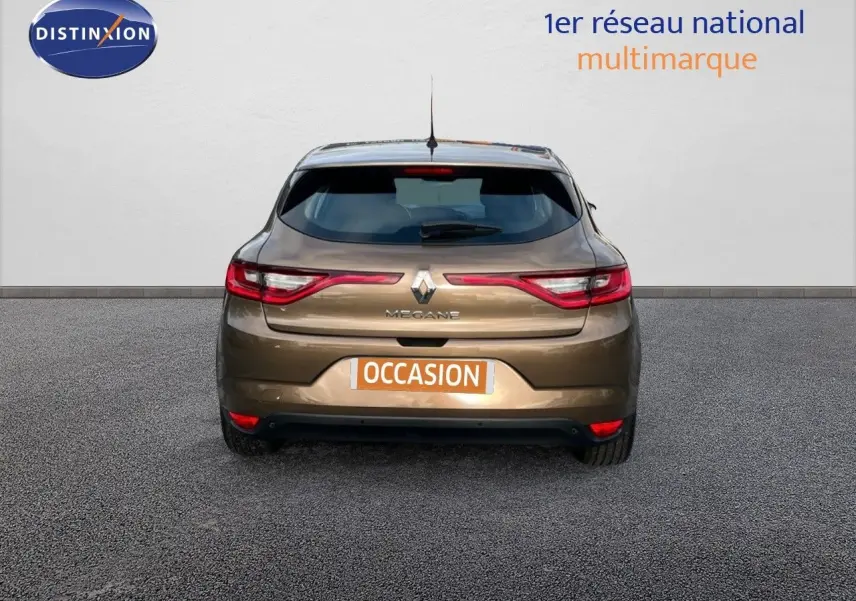 Vue arrière de la Renault Mégane IV brun cappuccino de 2016, avec feux LED et plaque "OCCASION" visible.