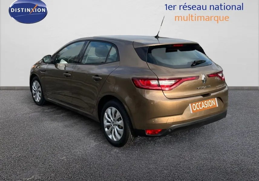 Renault Mégane IV TCe 100 Life brun capuccino vue 3/4 arrière droit avec feux arrière allumés et plaque occasion.