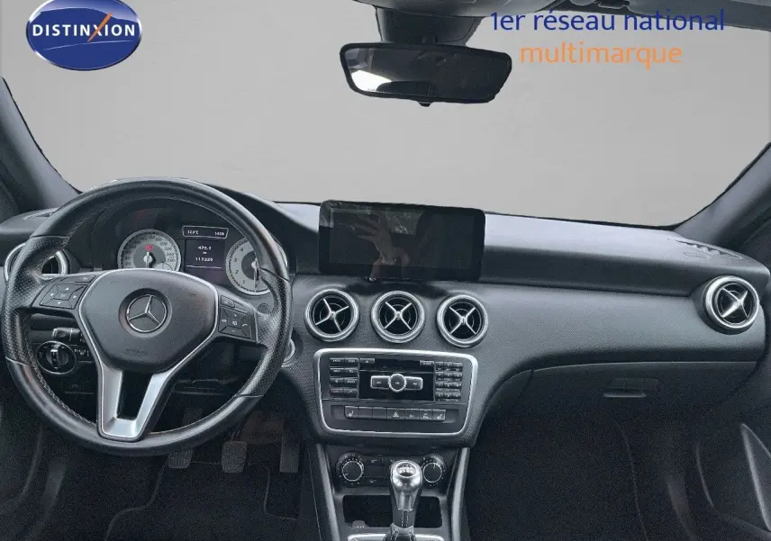 Intérieur noir de Mercedes Classe A 180 Sensation 2013, vue du tableau de bord et volant avec boîte manuelle.