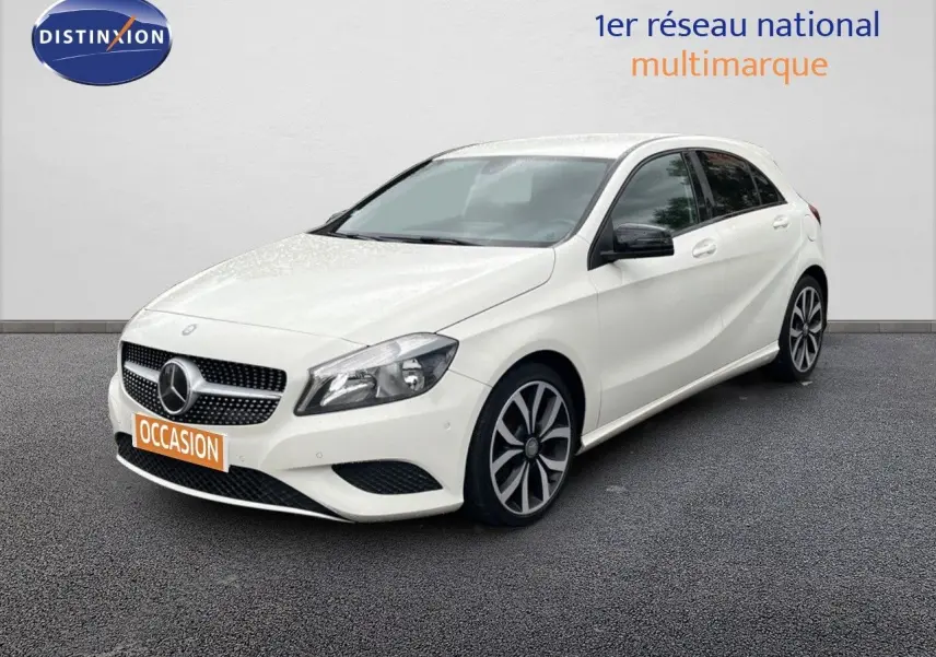 Mercedes Classe A 180 Sensation blanche vue en 3/4 avant droit, avec jantes alliage et calandre étoilée distinctive.