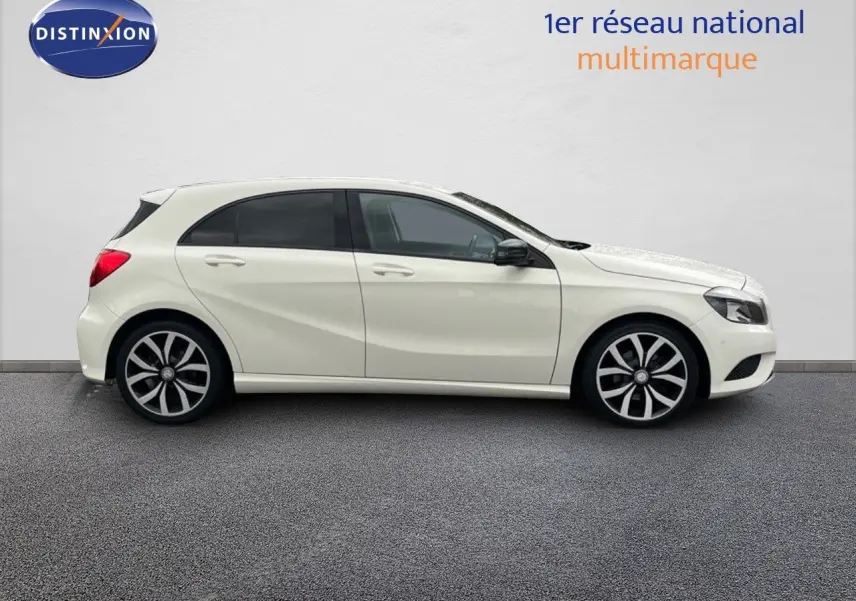 Profil côté droit d'une Mercedes Classe A 180 Sensation blanche de 2013 avec jantes alliage distinctives.