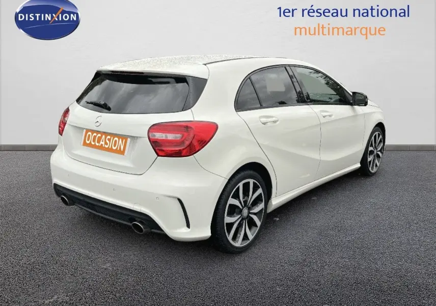 Vue 3/4 arrière droite d'une Mercedes Classe A 180 Sensation blanche de 2013 avec jantes alliage et double sortie d'échappement.