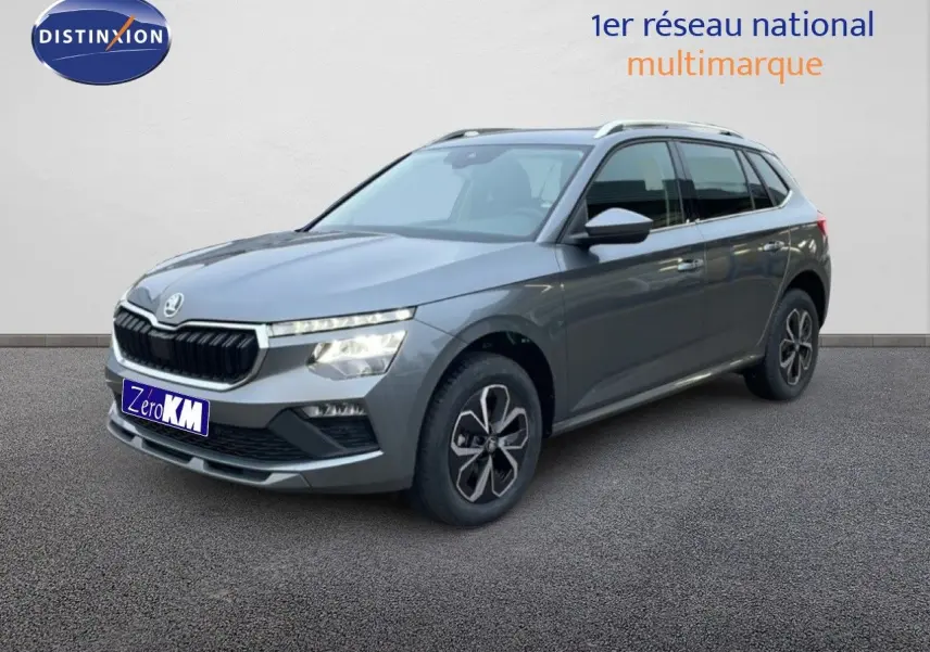 Vue 3/4 avant d'un Skoda Kamiq gris graphite métal avec jantes alliage et calandre noire distinctive.