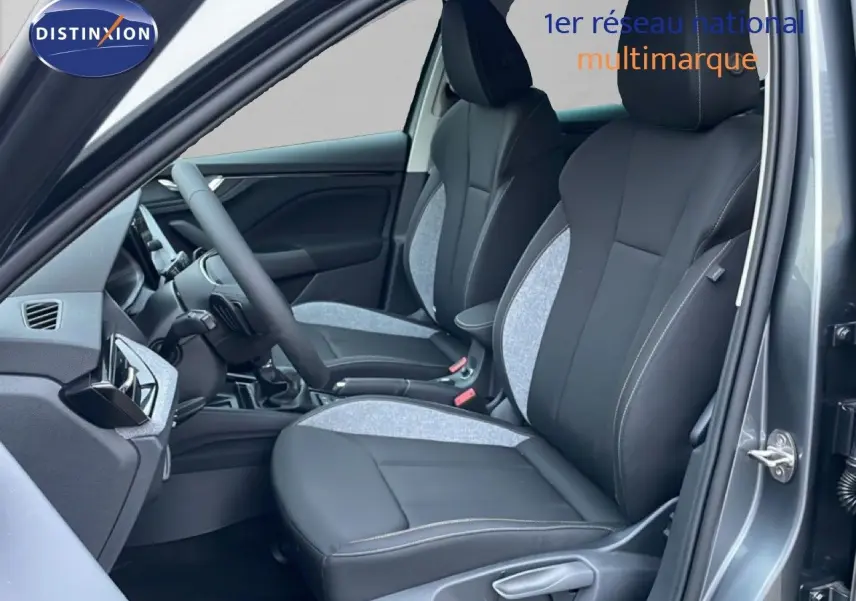 Vue intérieure côté conducteur du Skoda Kamiq gris graphite, mettant en valeur les sièges tissu et cuir bicolores.