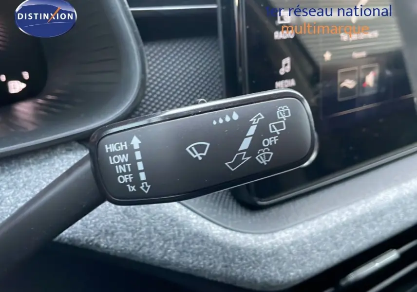 Gros plan sur la commande d’essuie-glace à gauche du volant dans l’habitacle gris graphite du Skoda Kamiq 2025.