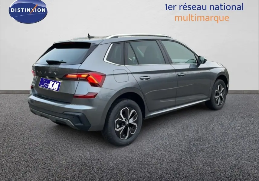 Vue 3/4 arrière droite d’un Skoda Kamiq gris graphite métal 2025 avec feux LED et jantes alliage.