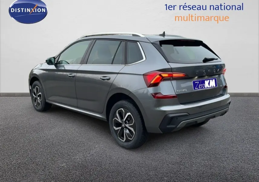Vue 3/4 arrière droite d'un Skoda Kamiq gris graphite métal avec feux LED et jantes alliage noires.