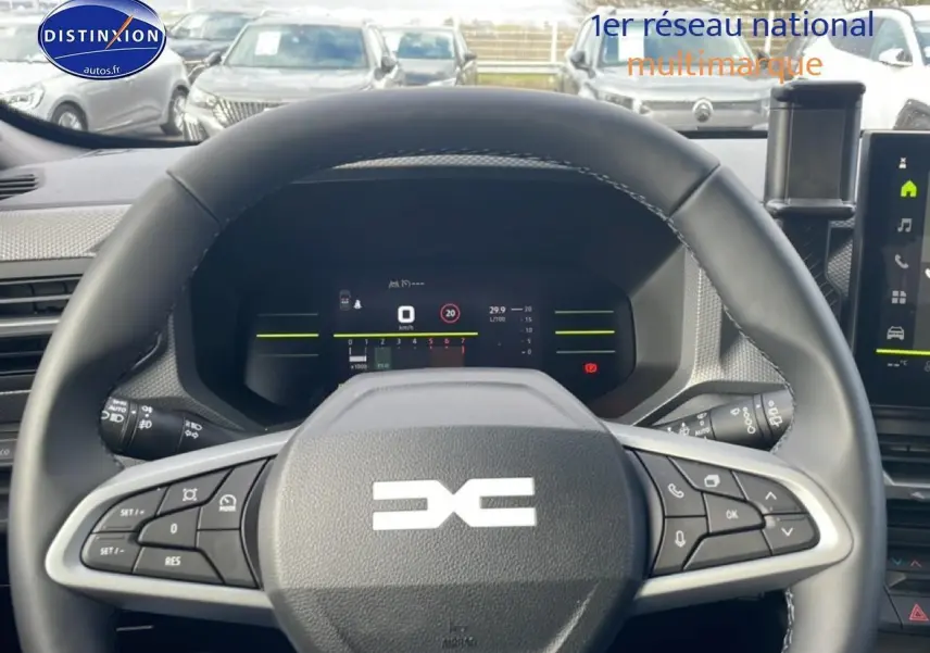 Vue rapprochée du volant multifonction noir du Dacia Duster 2026 avec tableau de bord numérique et écran tactile visible.