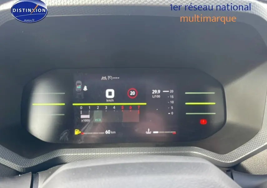 Tableau de bord numérique du Dacia Duster 2026, affichage multifonction avec indicateurs de vitesse et consommation.