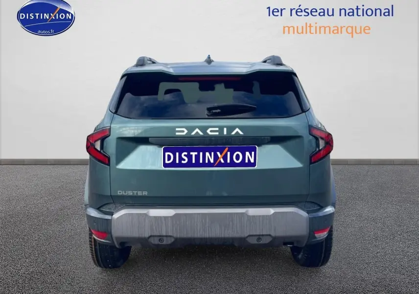 Vue arrière du Dacia Duster 2026 vert cèdre avec logo et feux arrière LED distinctifs.