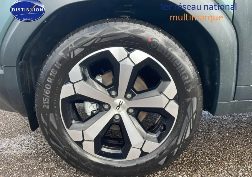 Gros plan sur la roue avant droite du Dacia Duster 2026 vert cèdre avec jante alliage noire et grise.