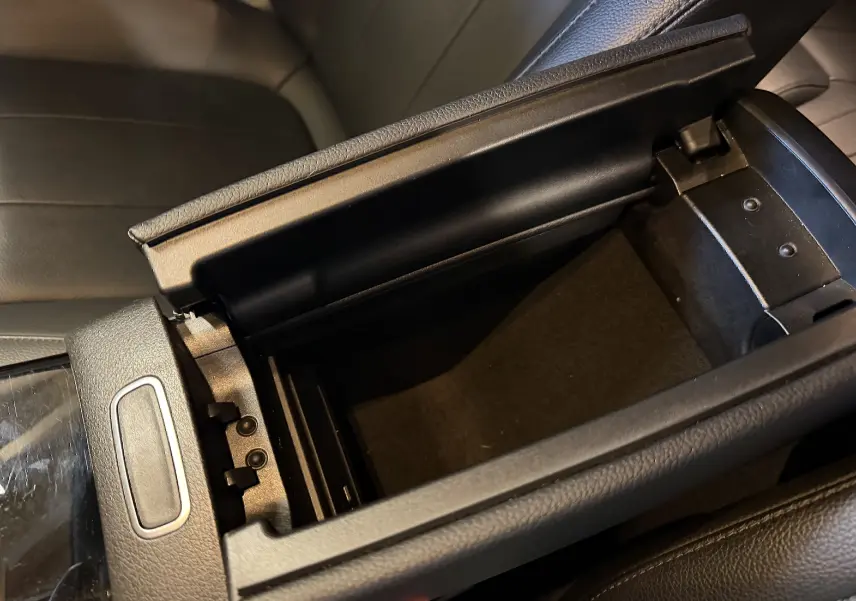 Vue rapprochée de l'accoudoir central avant ouvert en cuir noir dans l'habitacle de la Mercedes Classe A 2022.