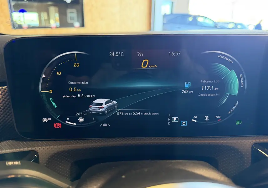 Tableau de bord numérique de Mercedes Classe A 2022 affichant consommation, vitesse et indicateur ECO en vue frontale.
