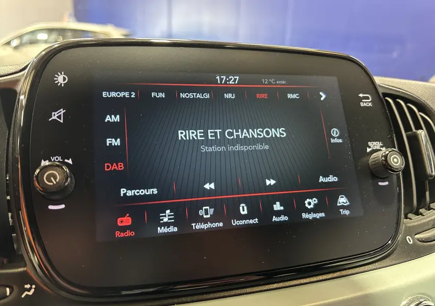 Écran tactile central de la Fiat 500 2023 affichant la radio en mode DAB avec menu multimédia et réglages visibles.