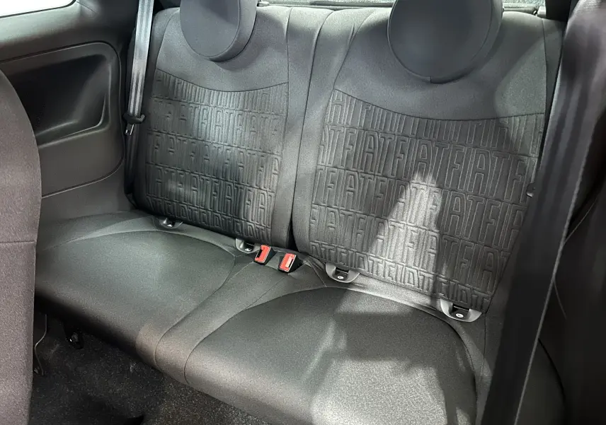Vue intérieure sur la banquette arrière noire avec motifs FIAT embossés d'une Fiat 500 2023.
