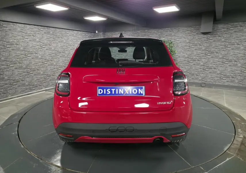 Vue arrière de la FIAT 600 1.2 Hybrid rouge avec feux arrière LED et logo Hybrid sur hayon.
