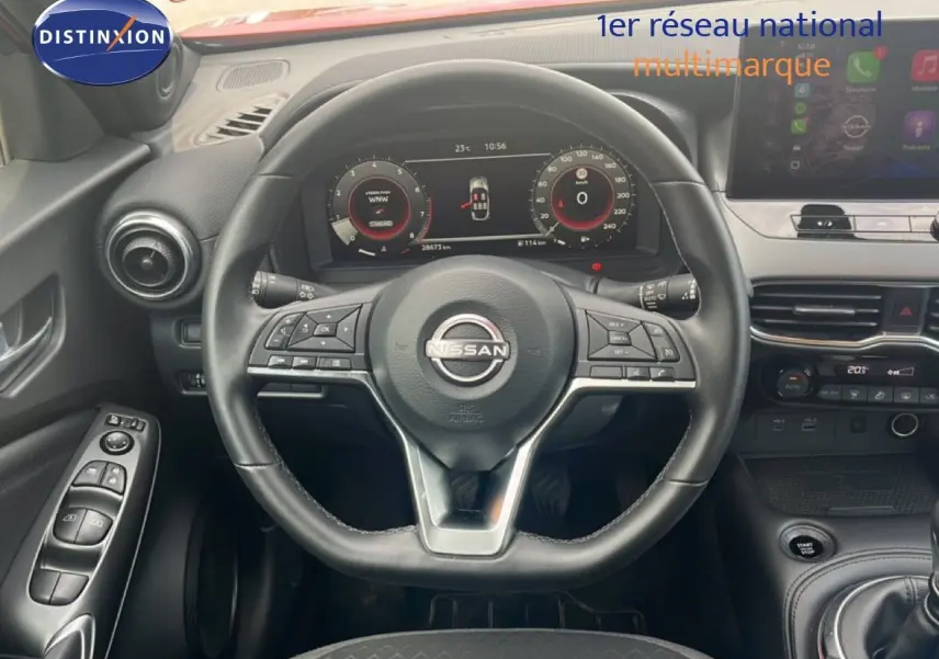 Vue intérieure centrée sur le volant cuir noir du Nissan Juke 2024 avec tableau de bord numérique et console moderne.