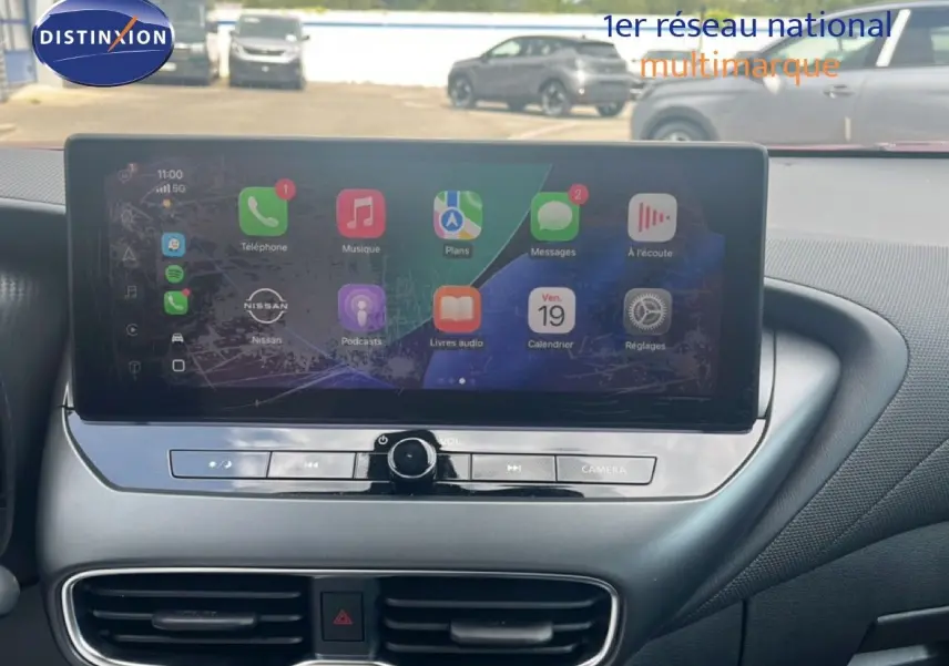 Vue rapprochée de l’écran tactile central du Nissan Juke 2024 avec interface connectée et commandes intégrées.