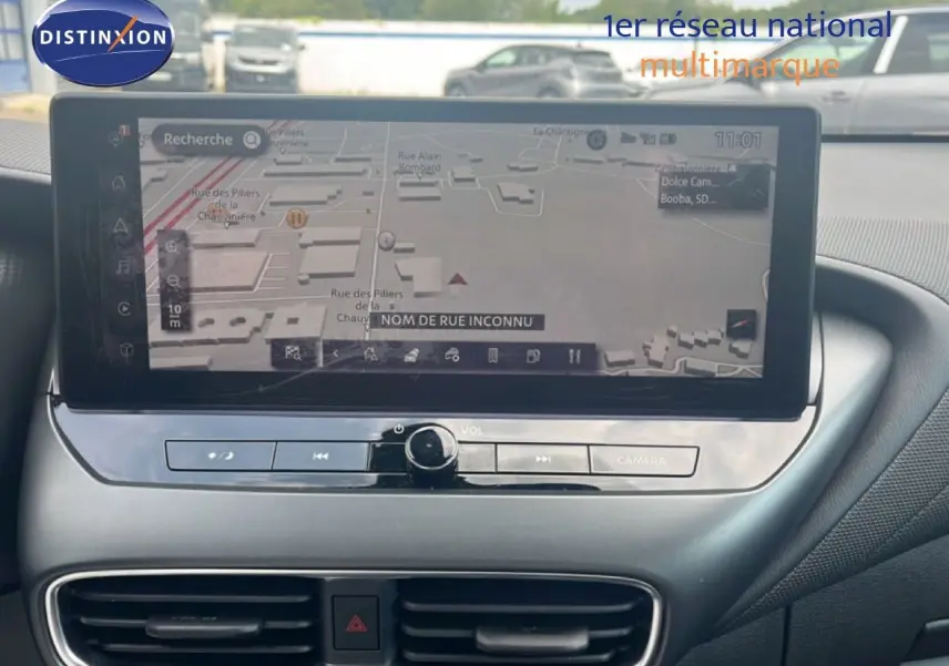 Vue rapprochée de l’écran tactile central du Nissan Juke 2024, affichant la navigation GPS en intérieur noir.