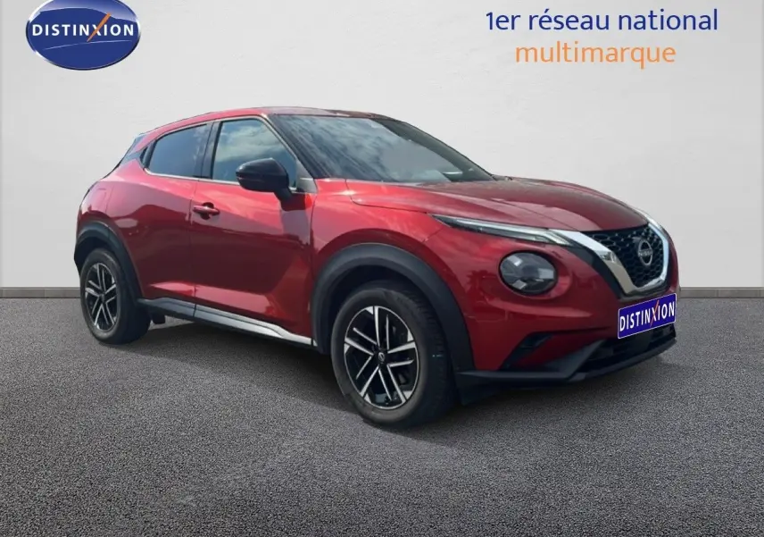Nissan Juke rouge Fuji Metal en 3/4 avant droit, mettant en valeur ses jantes noires et son design compact.