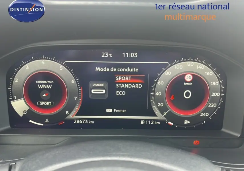 Tableau de bord numérique du Nissan Juke 2024 affichant le mode de conduite Sport, avec compte-tours et vitesse à zéro.