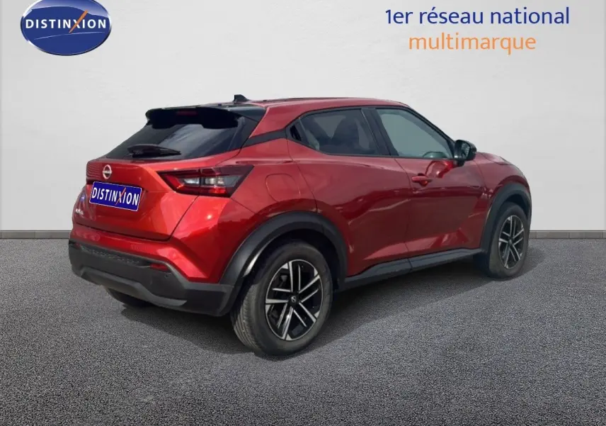 Nissan Juke rouge Fuji Metal vu en 3/4 arrière droit, avec jantes noires et détails noirs contrastants.
