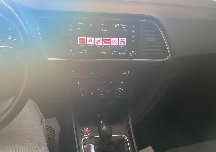 Vue intérieure centrée sur la console centrale et l'écran tactile du SEAT Ateca noir version Urban 2019 avec boîte auto.