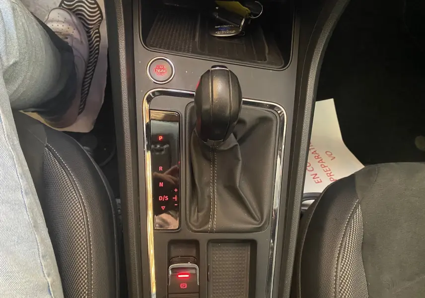 Vue rapprochée de la console centrale du SEAT Ateca noir 2019, avec levier de vitesses automatique et bouton start/stop rouge.