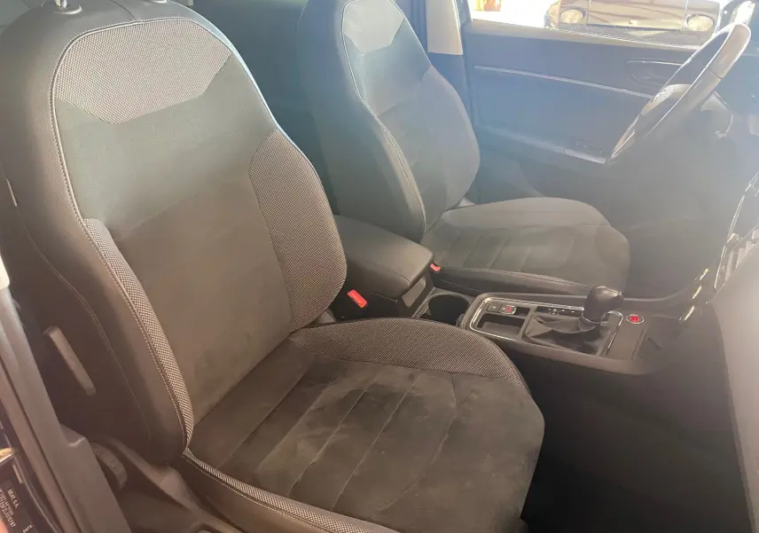 Intérieur noir du SEAT Ateca Urban 2019, vue côté conducteur sur sièges et console avec boîte automatique.