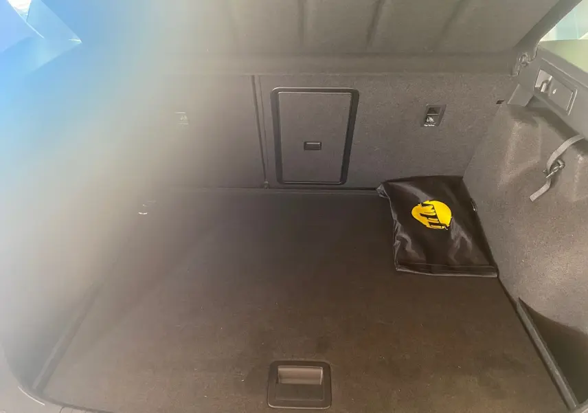 Coffre spacieux du SEAT Ateca noir 2019, vue intérieure arrière avec trousse noire à logo jaune sur le côté droit.