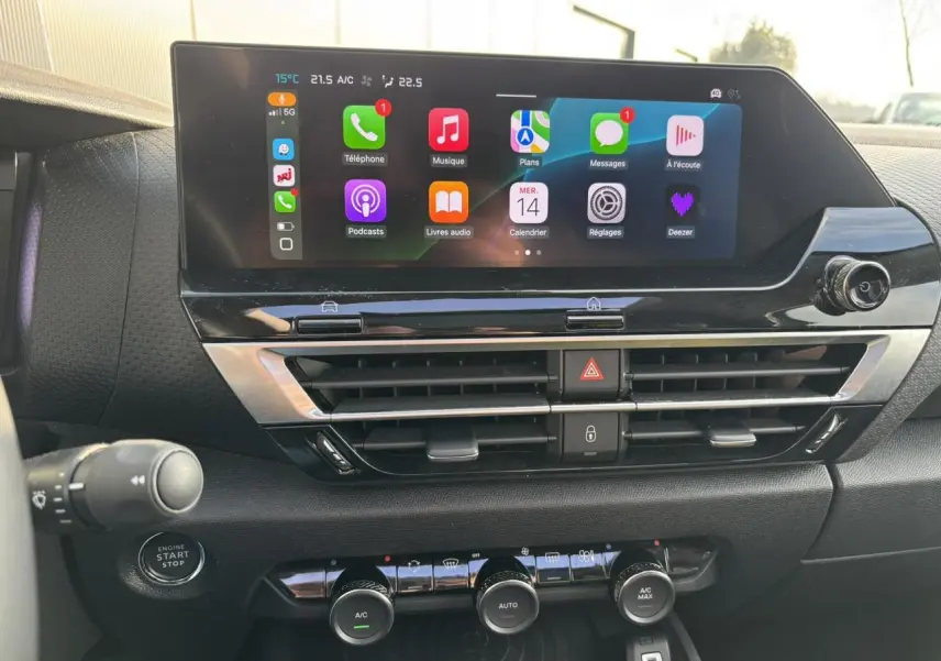 Tableau de bord de Citroën C4 2024 avec écran tactile 10", commandes climatisation et bouton start/stop visible.