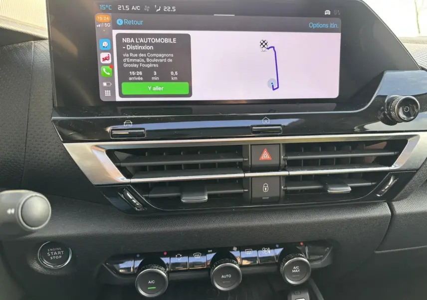 Vue rapprochée du tableau de bord de la Citroën C4 2024 gris Artense, avec écran tactile et commandes climatisation.