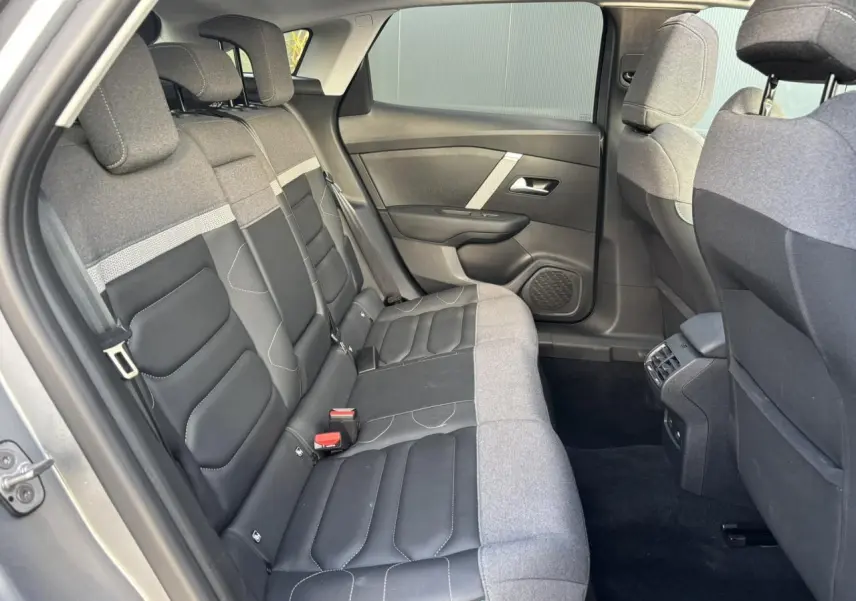 Vue intérieure arrière côté gauche de la banquette bicolore gris chiné et noir de la Citroën C4 2024 PureTech 130 EAT8 Max.