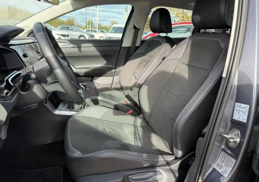 Vue intérieure côté gauche de la Volkswagen Polo gris cendre 2025, sièges avant sport en microfleece et ArtVelours.