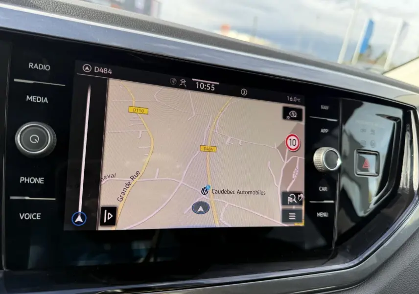 Écran tactile du système de navigation Discover Media dans une Volkswagen Polo 2025, affichant une carte routière.