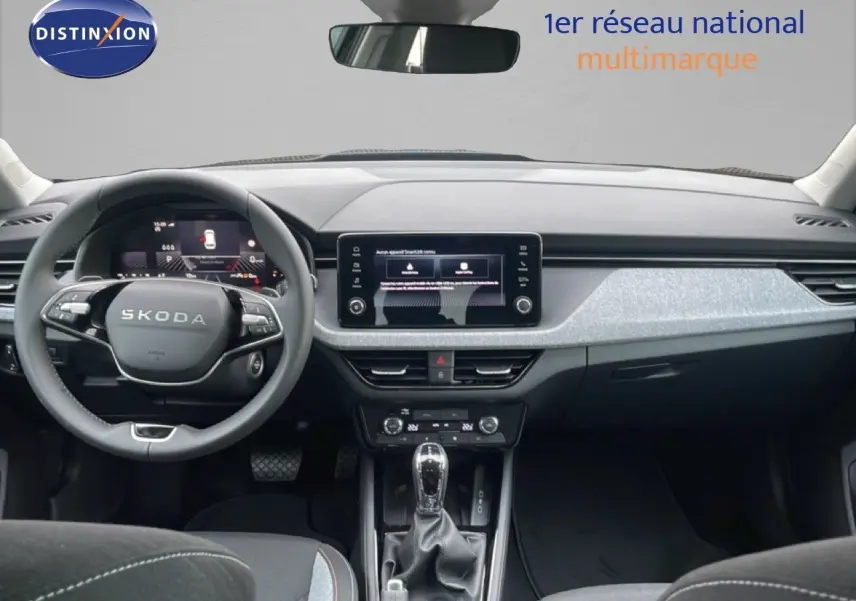 Vue intérieure frontale du tableau de bord du Skoda Kamiq noir magique, avec volant multifonction et écran tactile central.