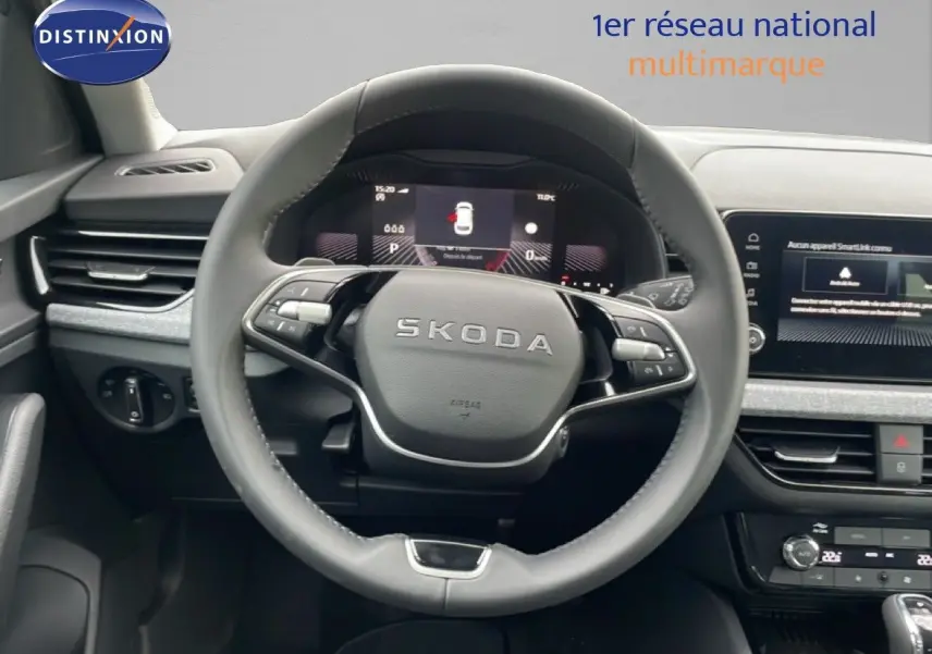 Vue intérieure centrée sur le volant cuir noir du Skoda Kamiq 2025 avec tableau de bord digital et écran tactile.