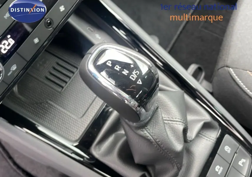 Le levier de vitesses automatique du Skoda Kamiq 2025 en cuir noir, avec console centrale brillante et commandes proches.