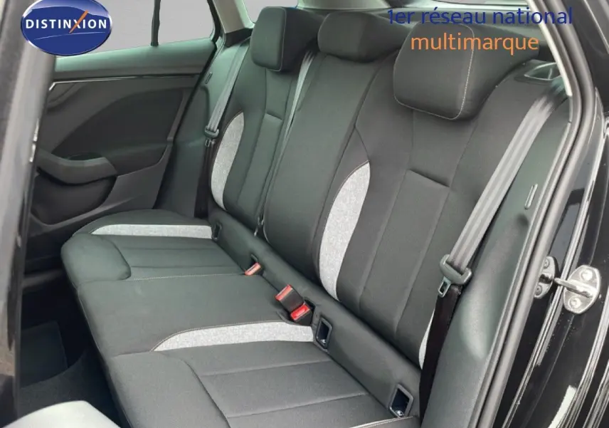 Vue intérieure côté gauche des sièges arrière en tissu noir et gris du Skoda Kamiq noir magique métal 2025.