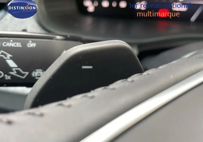 Gros plan sur la palette de changement de vitesse au volant d’un Skoda Kamiq noir magique métal, intérieur cuir noir.