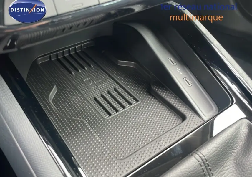 Gros plan sur le chargeur sans fil et ports USB-C dans l’habitacle noir du Skoda Kamiq 2025 finition Selection.