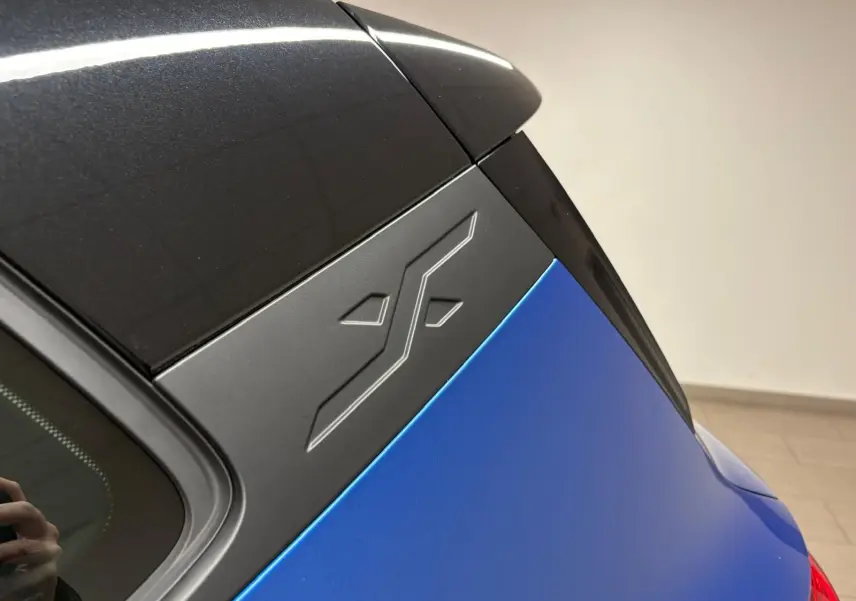 Gros plan sur l’arrière droit du SEAT Arona 2025 bleu saphir avec toit noir minuit et logo Copa embossé.