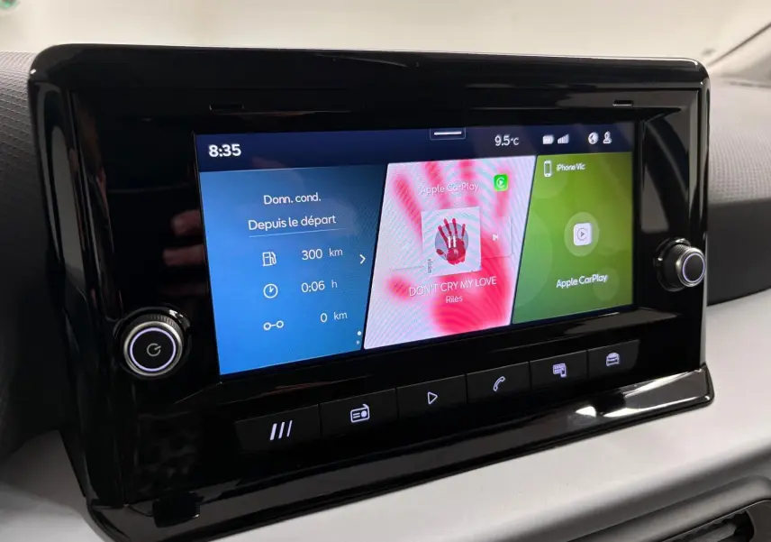 Écran tactile central du SEAT Arona 2025 affichant Apple CarPlay et données de conduite, entouré de finition noire brillante.